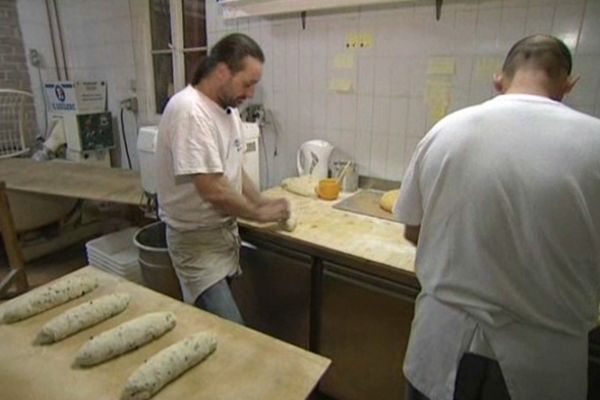 Xaver, à gauche, a rouvert il y a quelques mois la boulangerie de Coursegoules, fermée il y a plus de 10 ans