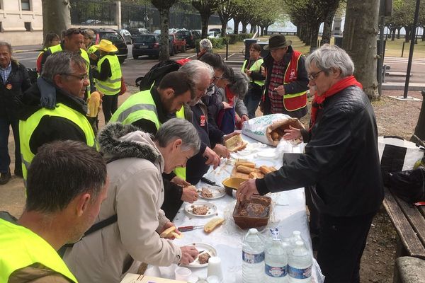 300 Retraites Manifestent A Perigueux 900 A Bordeaux Pour Une Revalorisation De Leurs Pensions