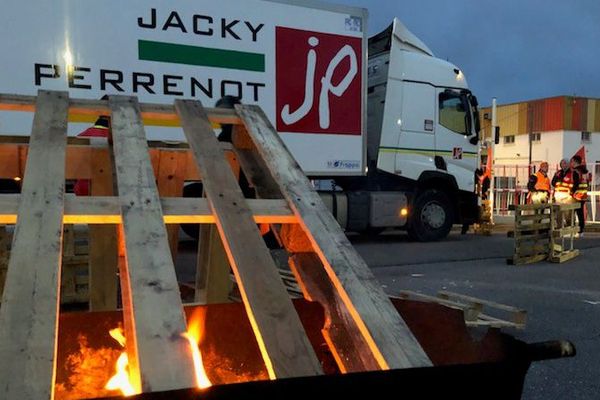 Le dépôt Carrefour de Saint-Germain-du-Puy, lors des blocages du 30 mars. 