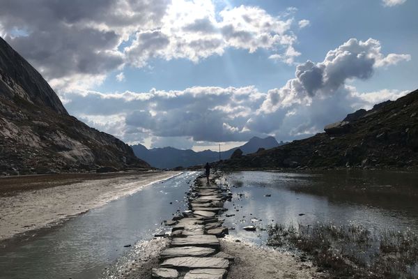 Marcher sur l’eau, pendant la traversée du lac des Vaches au-dessus de Pralognan (Savoie)