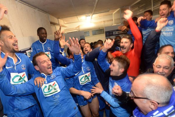 Football 1/16 ème de finale de la coupe de France de football Bressuire / Le poiré sur vie. La joie de l'équipe du Poiré dans les vestiaires.