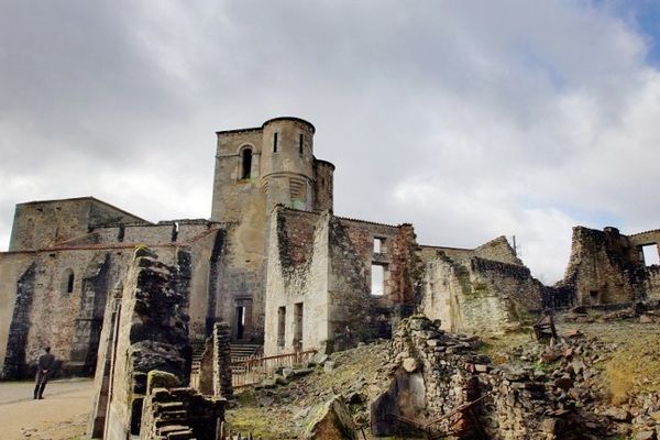 Oradour-sur-Glane : vue de l'église dévastée du village martyr d'Oradour-sur-Glane dans laquelle des femmes et des enfants avaient été rassemblés puis mitraillés et brûlés vifs par des soldats SS le 10 juin 1944. Les vestiges de ce village, dont 642 habitants ont été assassinés le même jour, sont visités chaque année par 300 000 personnes. 