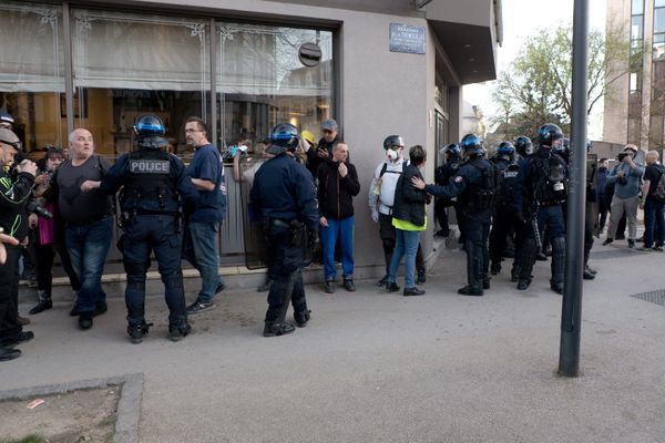 Altercation entre gilets jaunes et policiers au restaurant le Boeuf blanc lors de l'acte XX