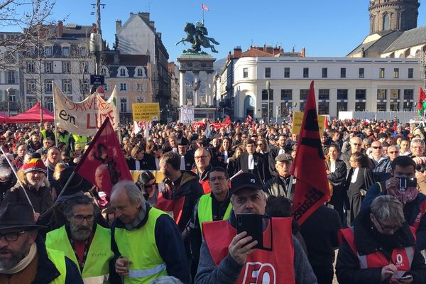 A Clermont-Ferrand, les manifestants sont arrivés à la mi-journée place de Jaude.