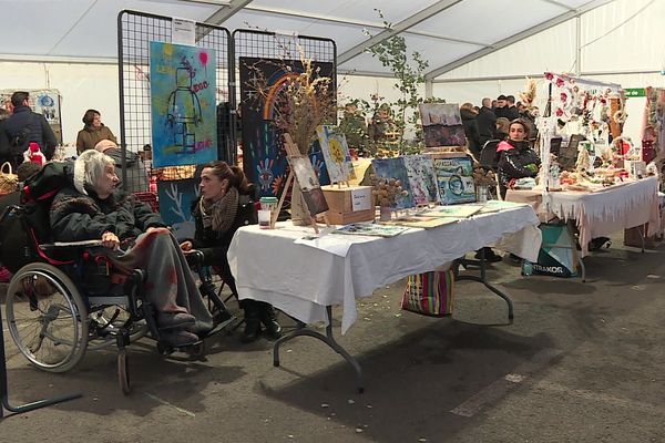 Dans l'EHPAD de Culhat, dans le Puy-de-Dôme, un marché de Noël a pris place pour redonner le sourire à ses résidents.