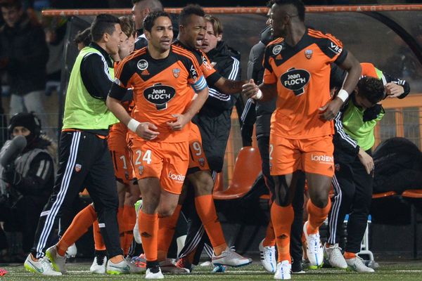 La joie du joueur de Lorient Jordan AYEW et de ses coéquipiers après son but Lorient le 14/03/2015