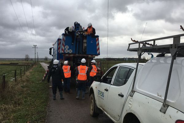 Intervention des agents d'Enedis à Saulxures-lès-Vannes (Meurthe-et-Moselle).