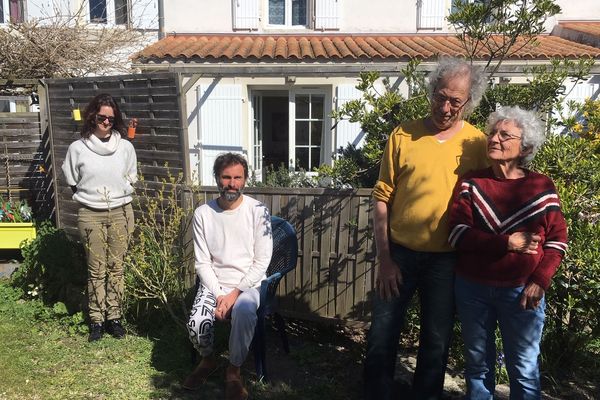 A Angoulins, Joël et Michelle Kérisit (à droite) ont choisi de se montrer solidaires envers leurs locataires