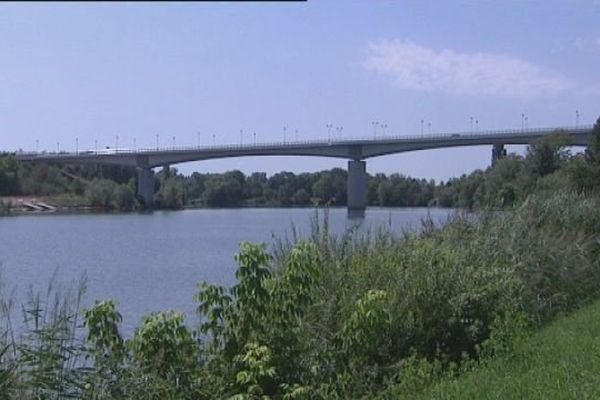 Dole : le pont de la Corniche, construit pour laisser passer de gros bateaux sur le Doubs