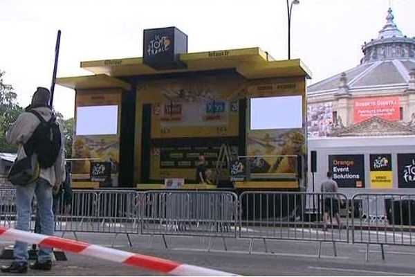 Le podium d'arrivée de la 5e étape, devant le cirque d'Amiens