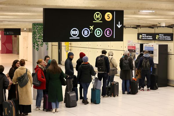 Une file d'attente devant un distributeur de tickets de métro