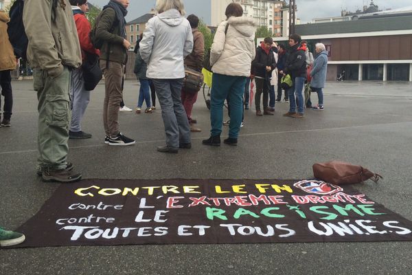 Place du Général de Gaulle à Rennes, des banderoles contre le FN