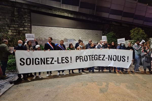 Mobilisation des élus et des riverains porte de la Villette le 3 novembre dernier. Aujourd'hui, les revendications sont les mêmes.