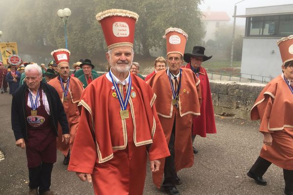 Les membres de la confrérie des rillettes comtoise rassemblés ce dimanche à Port-sur-Saône, en Haute-Saône.