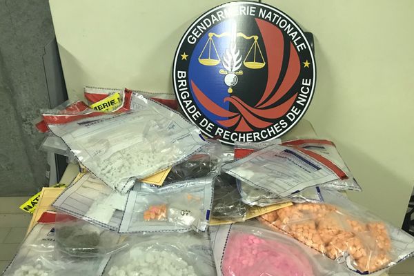 Durant les perquisitions, les enquêteurs ont trouvé plus de 1700 cachet d’ecstasy, de la mephedrone, de la cocaïne en quantité, du cannabis et de la MDMA.
