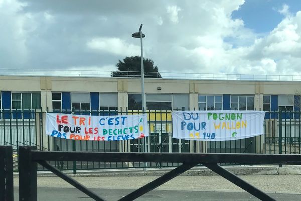 Les parents et professeurs se mobilisent lors d'une journée "écoles mortes".