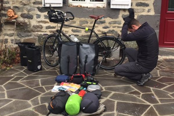 Pour son tour du monde, Anthony Marque a été contraint de voyager "léger". Une cinquantaine de kilos de matériel et surtout une tonne de motivation.