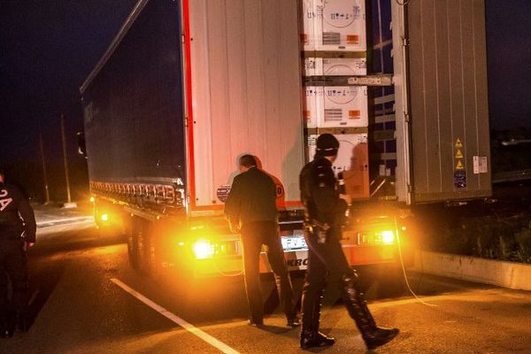 Des policiers effectuant des contrôles près de Calais (image d'illustration).