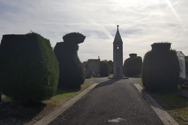 La lanterne des morts occupe l'allée centrale de la partie la plus ancienne du cimetière