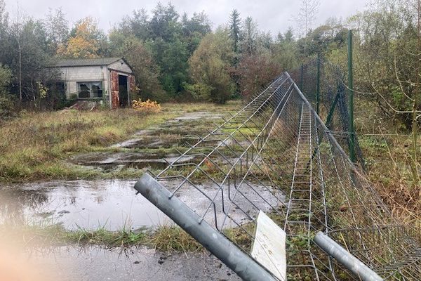 Des vestige de l'activIté industrielle GERBER. Des milliers de fûts contenant des produits polluants ont été enfouis sur ce site.