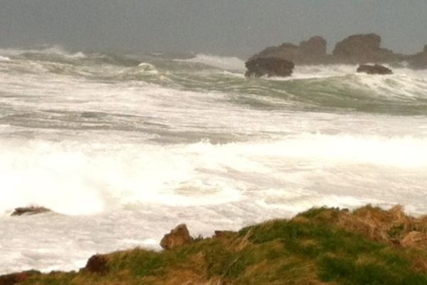 La mer en furie à Porspoder (29) ce samedi