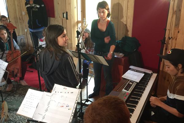 Des cordes, un choeur, quelques percussions et un clavier ... on est loin d'une salle de classe traditionnelle, et pourtant si près.