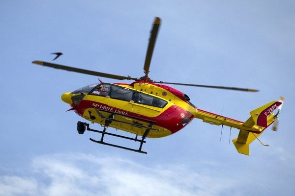 Le jeune conducteur, gravement blessé, a été transporté en hélicoptère sur un hôpital à Lyon. La vitesse et l'alcool pourraient à l'origine de l'accident.