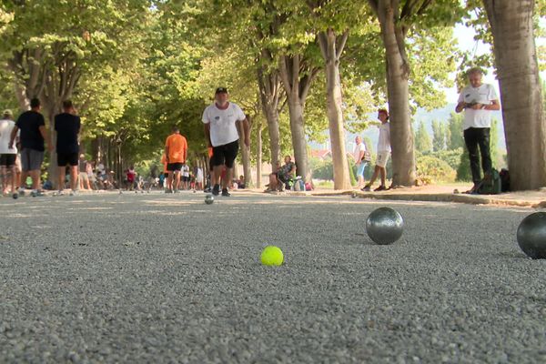 Quelques passionnés préfèrent la longue à la pétanque.