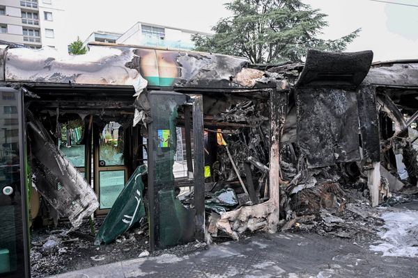 A Clamart, une rame de tramway a été incendiée dans la nuit.