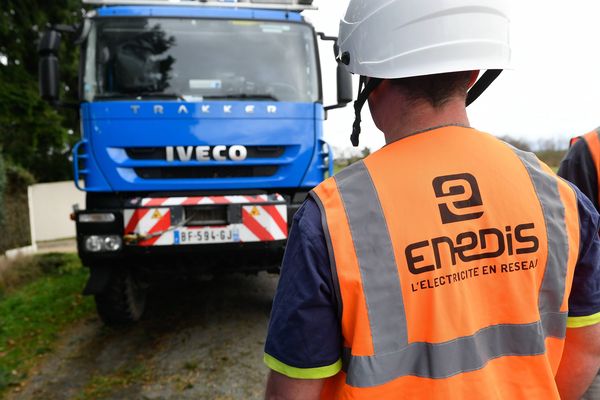 Les équipes d'Enedis sont sur le terrain pour rétablir le courant. 