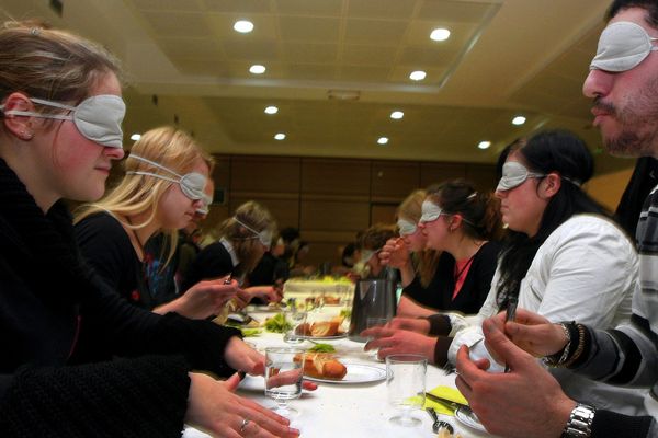 Plongés dans le noir, les participants ne savent pas ce qu'ils vont manger et doivent utiliser leurs autres sens (image d'illustration).