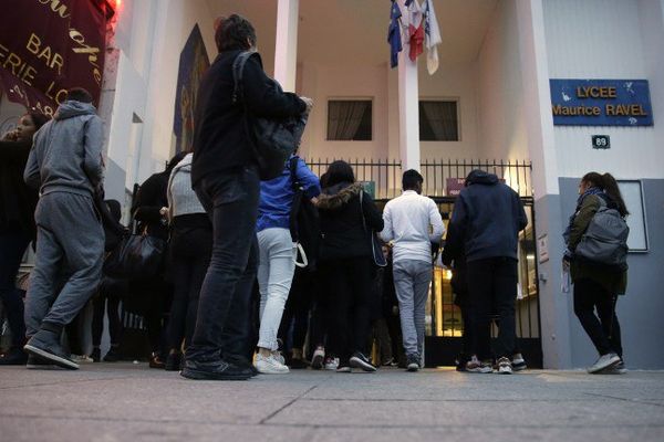 Des lycéens reprennent le chemin des cours dans un lycée parisien.