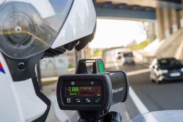 Un officier de police contrôlant son radar, à Lille - Photo d'illustration