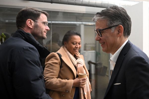 Olivier Faure à droite, face son rival Nicolas Mayer-Rossignol, sous le regard d'Hélène Geoffrey au siège du PS à Paris. Janvier 2023.