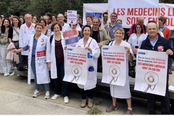 Les médecins libéraux, en grève depuis vendredi 13 octobre, réclament une revalorisation tarifaire des consultations et la suppression de la proposition de loi Valletoux