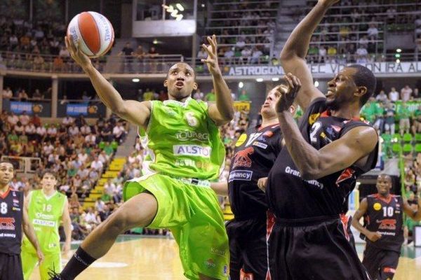 JR Reynolds est passé par l'ASVEL, Orléans et Gravelines.