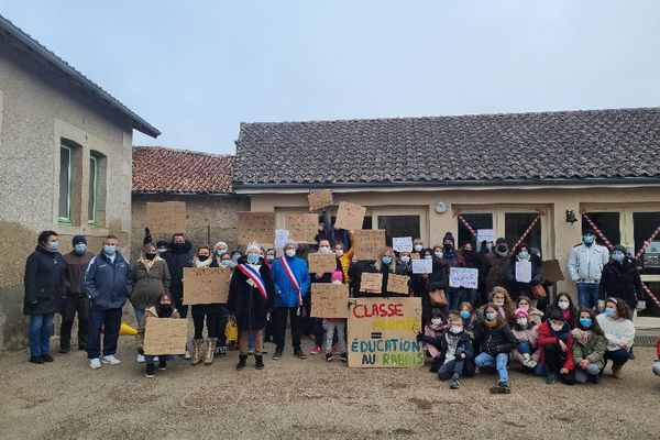 Un rassemblement dans la cour de l'école avec les élus pour protester contre la suppression d'une des six classes du RPI de Chamboret-Vaulry.