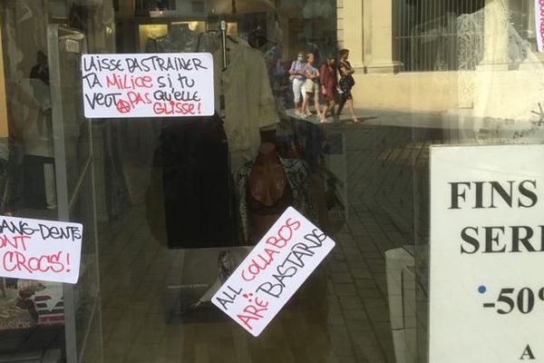 Montpellier - Sur la vitrine du commerce d'Odette Daudé, de nombreux messages insultants ont été collés - 23.05.20