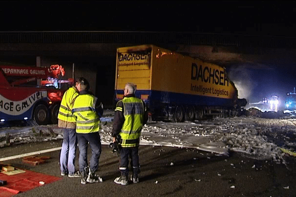 Le poids-lourd encastré dans un pilier du pont routier sur la 2X2 voies Vitré-Rennes