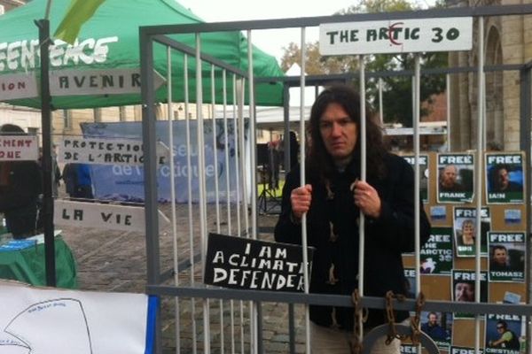 Un militant de Greenpeace enfermé dans un cage dans le centre-ville de Poitiers.