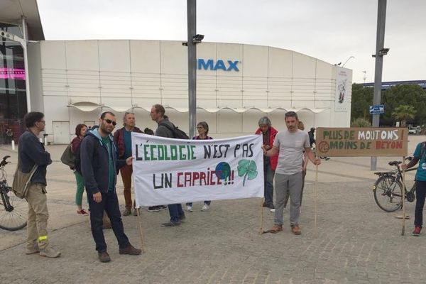 Quelques personnes se sont retrouvées devant le centre commercial Odysseum, à Montpellier, pour la Journée de la Terre, lundi 22 avril.