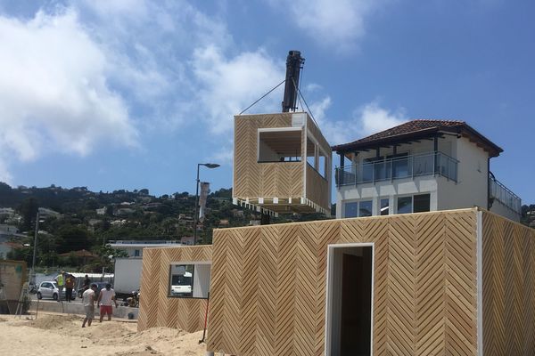 Un des futurs établissements privés en cours de montage sur la plage du Soleil à Golfe-Juan.