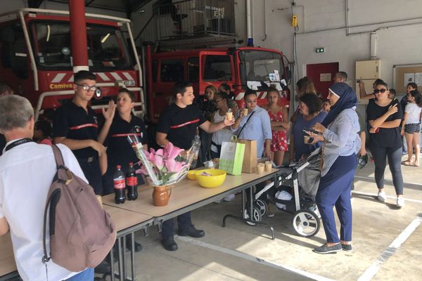 Des habitants de Gigean sont venus rendre hommage aux pompiers pour leur travail, une initiative citoyenne lancée par une mère de famille de la commune. 15/09/2019