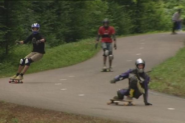 Riders dans la descente de Marchaux pour la 4e édition de la Classic freeride