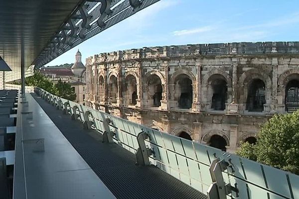 Les Arènes de Nîmes vues du musée de la Romanité - archives