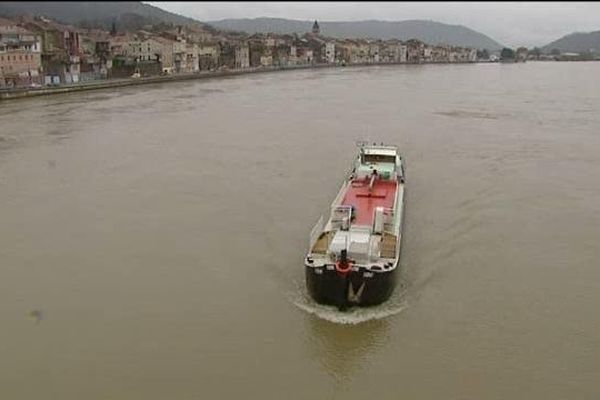 Du vin bio ardéchois acheminé au fil de l'eau vers Paris ...