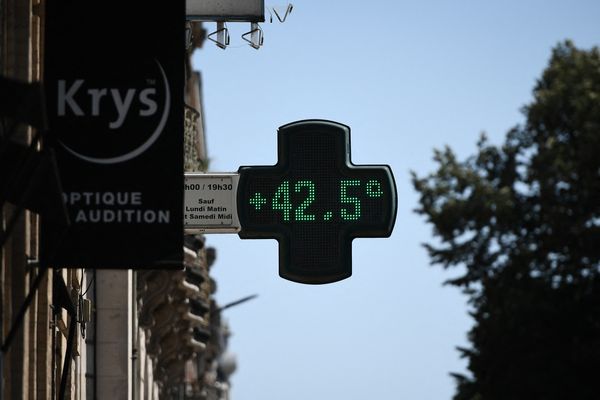 Alors que des records de chaleur sont battus un peu partout en France (ici le 17 juillet dernier à Toulouse), aborder le réchauffement climatique en classe semble encore plus nécessaire.