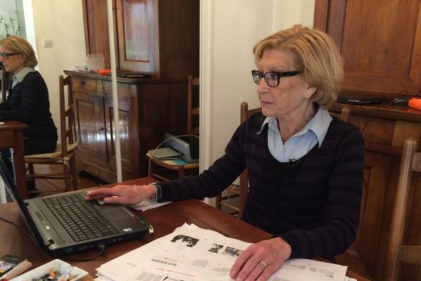 Maryvonne Lepage, en train de travailler au prochain livre de photos de sa fille, Camille Lepage, tuée le 12 mai 2014