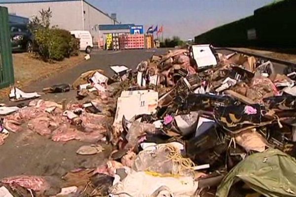 Les éleveurs ont déversé de la viande de porc en provenance d'Espagne devant le magasin métro de Poitiers. 