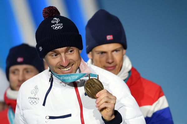 Maurice Manificat avec sa médaille de bronze du relais obtenue lors des JO de Pyeongchang 2018 avec Richard Jouve.